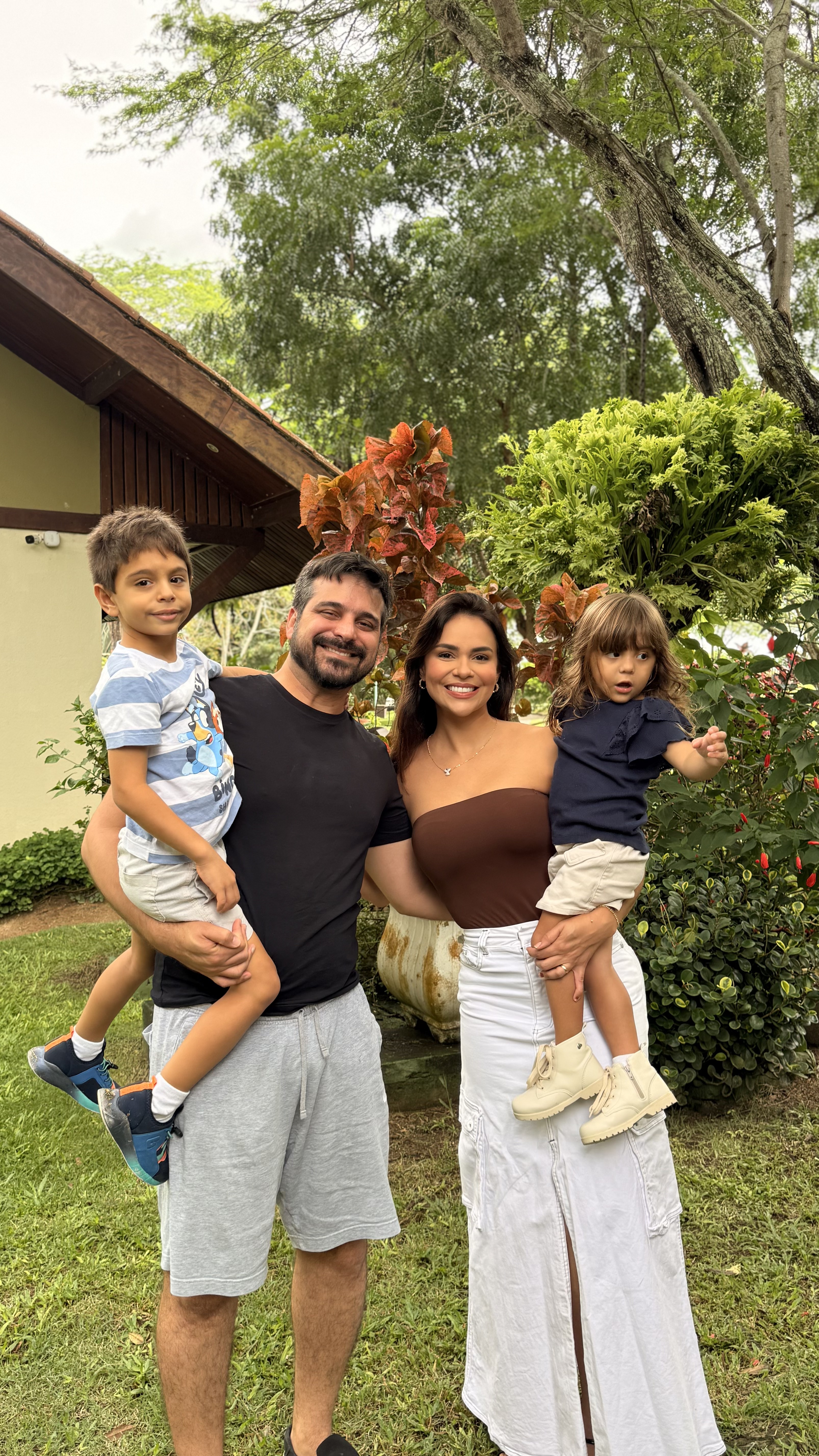 Jéssica Ramos ao lado de sua família